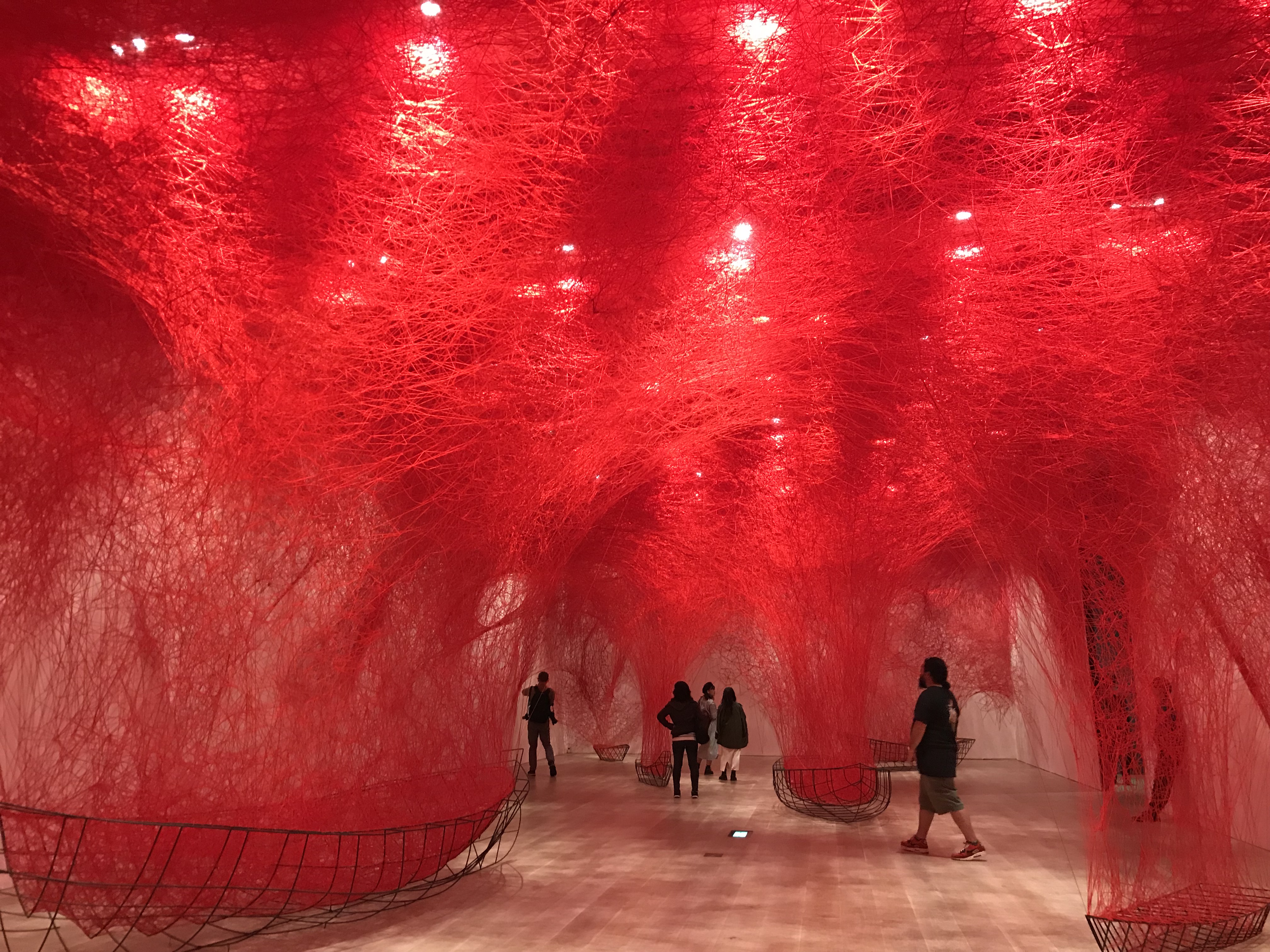 塩田千春展:魂がふるえる